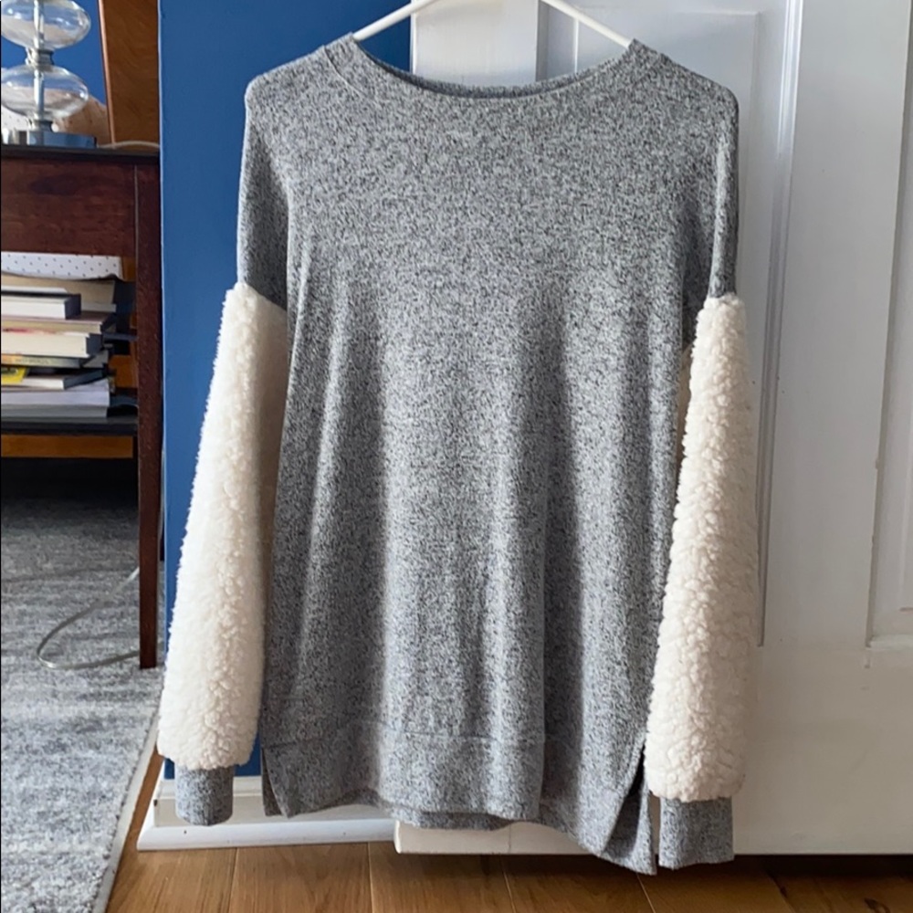 Gray fluffed sleeve top